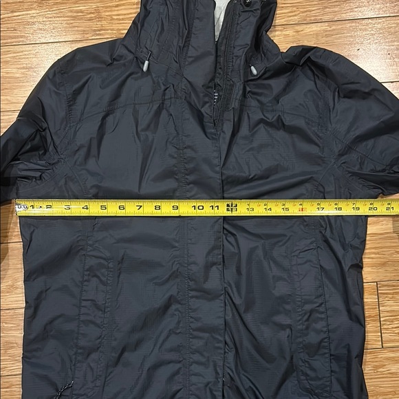 L.L. Bean Black Gorpcore Windbreaker with Hood and Water Resistant Design - Picture 3 of 8